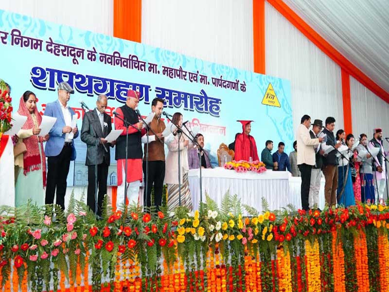 देहरादून नगर निगम के नवनिर्वाचित महापौर सौरभ थपलियाल को कमिश्नर गढ़वाल विनय शंकर पांडे ने शपथ दिलवाई
