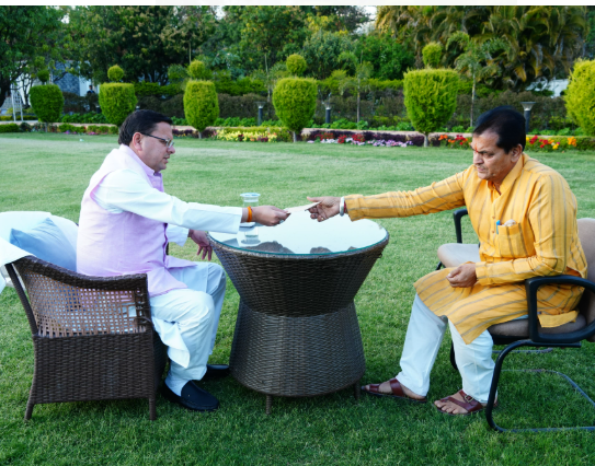 कैबिनेट मंत्री श्री प्रेमचंद्र अग्रवाल ने मुख्यमंत्री आवास में मुख्यमंत्री श्री पुष्कर सिंह धामी से भेंट कर मंत्री पद से अपना इस्तीफा सौंपा।