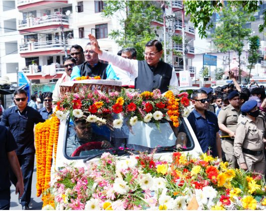 मुख्यमंत्री श्री पुष्कर सिंह धामी ने विकास के तीन साल पूर्ण होने के अवसर पर भव्य रोड शो में प्रतिभाग किया