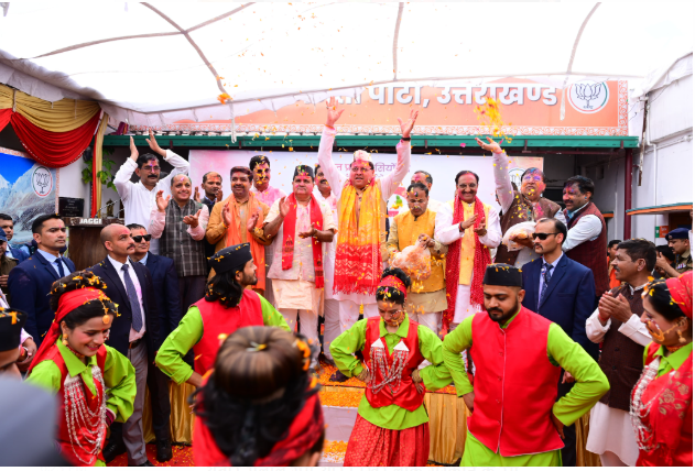 मुख्यमंत्री श्री पुष्कर सिंह धामी ने पार्टी पदाधिकारियों और जनप्रतिनिधियों से भेंट कर होली की शुभकामनाएं दी।