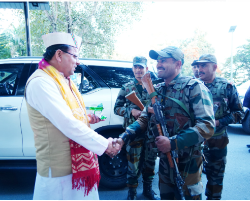 काफिला रोक, सेना के जवानों के बीच पहुंचे मुख्यमंत्री श्री धामी।