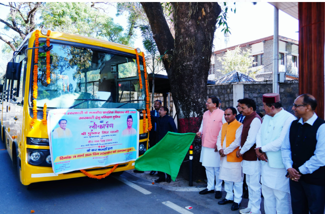मुख्यमंत्री श्री पुष्कर सिंह धामी ने कलस्टर विद्यालयों में परिवहन सुविधा के लिए 15 बसों का फ्लैग ऑफ किया