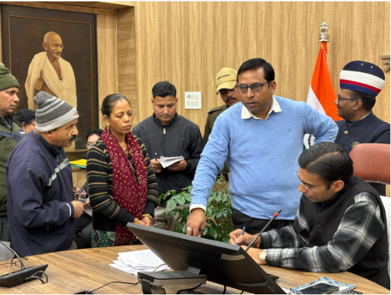 जनमानस को चक्कर कटाने की कार्यप्रवृत्ति बदले,  नही तो सख्त एक्शन को रहें तैयार -डीएम सविन बंसल