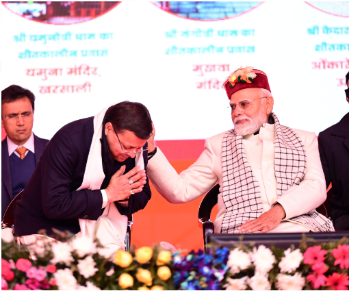 हाथ मिलाकर, पीठ थपथपाकर सीएम को शाबाशी