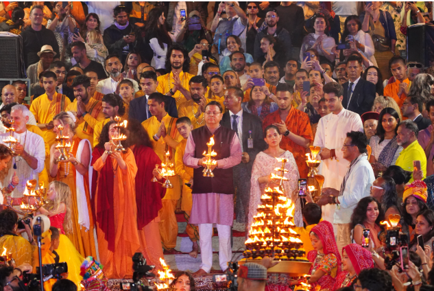 मुख्यमंत्री श्री पुष्कर सिंह धामी ने रविवार को ऋषिकेश स्थित परमार्थ निकेतन में गंगा आरती कर पूजा अर्चना की।