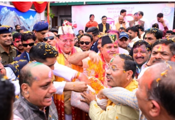 भाजपा मुख्यालय में बिखरे होली के रंग, सीएम सहित वरिष्ठ नेताओं ने की शिरकत