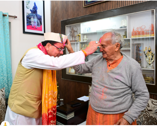 मुख्यमंत्री श्री पुष्कर सिंह धामी ने पूर्व राज्यपाल श्री भगत सिंह कोश्यारी को होली की शुभकामनाएं दीं।