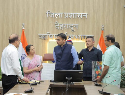 डीएम ने स्कूलों को उपलब्ध कराए ऑनलाइन टीचिंग हेतु जरूरी उपकरण।